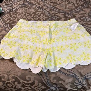 New Crown & Ivy Women's Yellow/White Floral Shorts